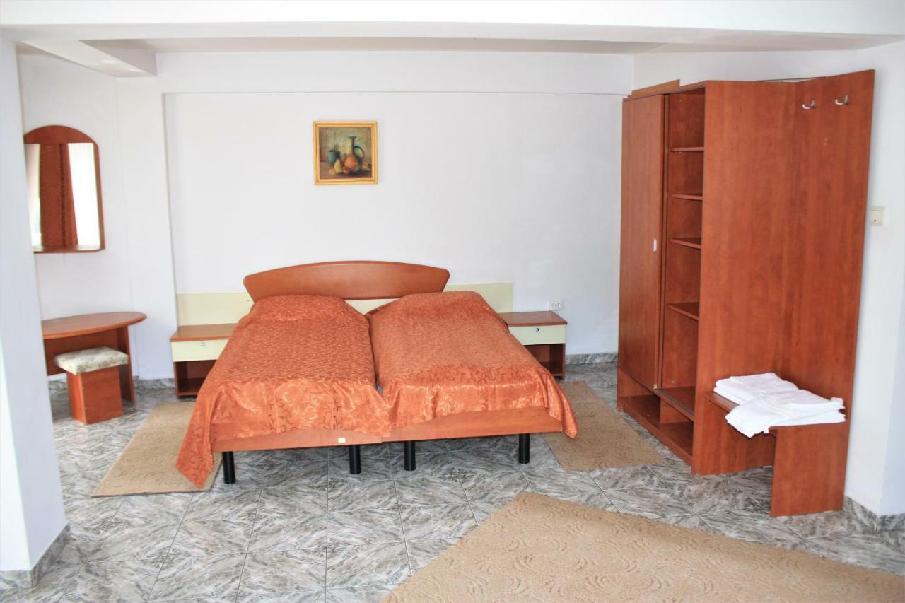 Vila Mihail Hotel Busteni Exterior photo